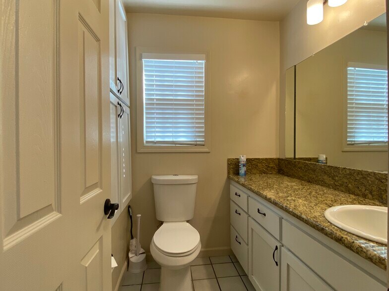 More Photos Of 525 W Kettleman Ln, Lodi Office For Lease