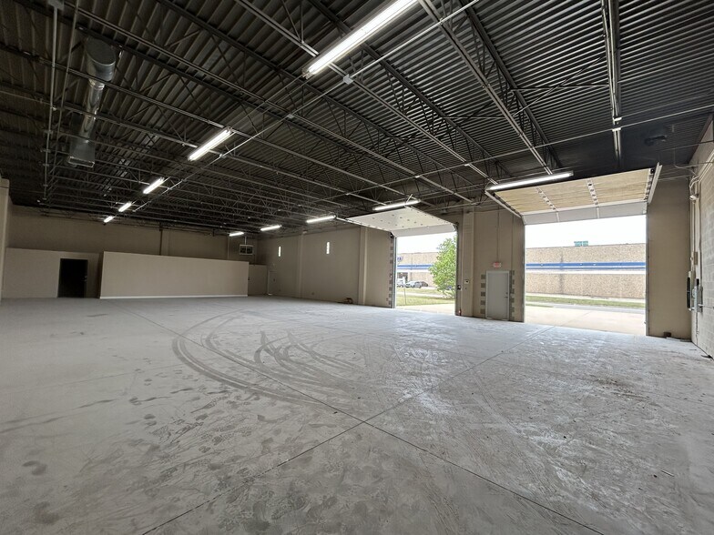 More Photos Of 5611 SW 38th St, Oklahoma City Warehouse For Sale