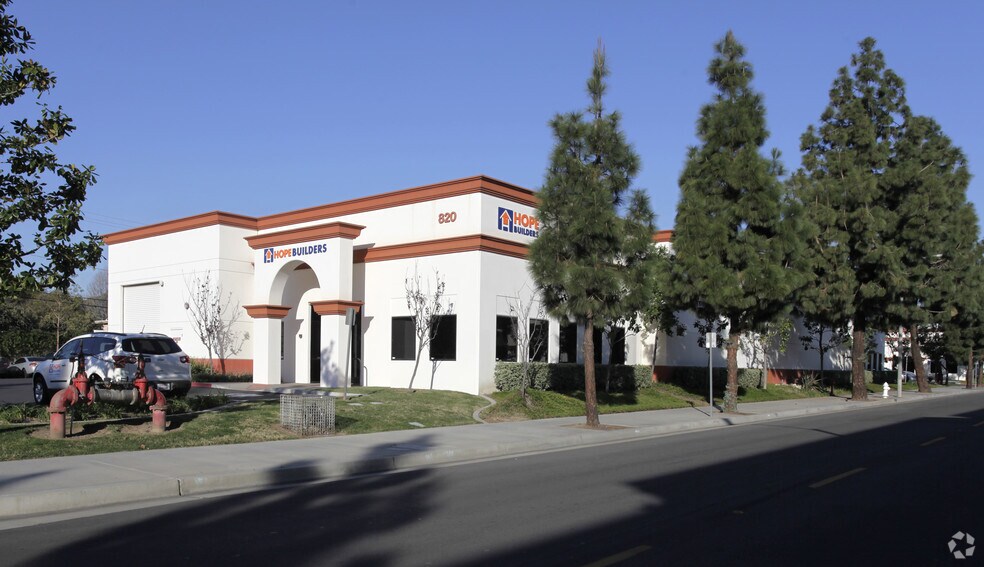 Primary Photo Of 820 Poinsettia St, Santa Ana Warehouse For Sale