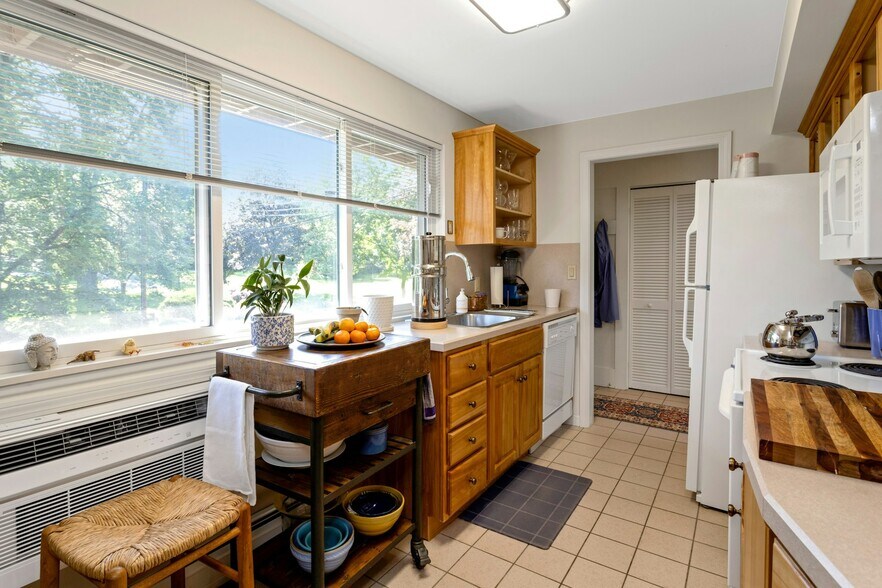 More Photos Of 1038-1056 Main St S, Woodbury Apartments For Sale