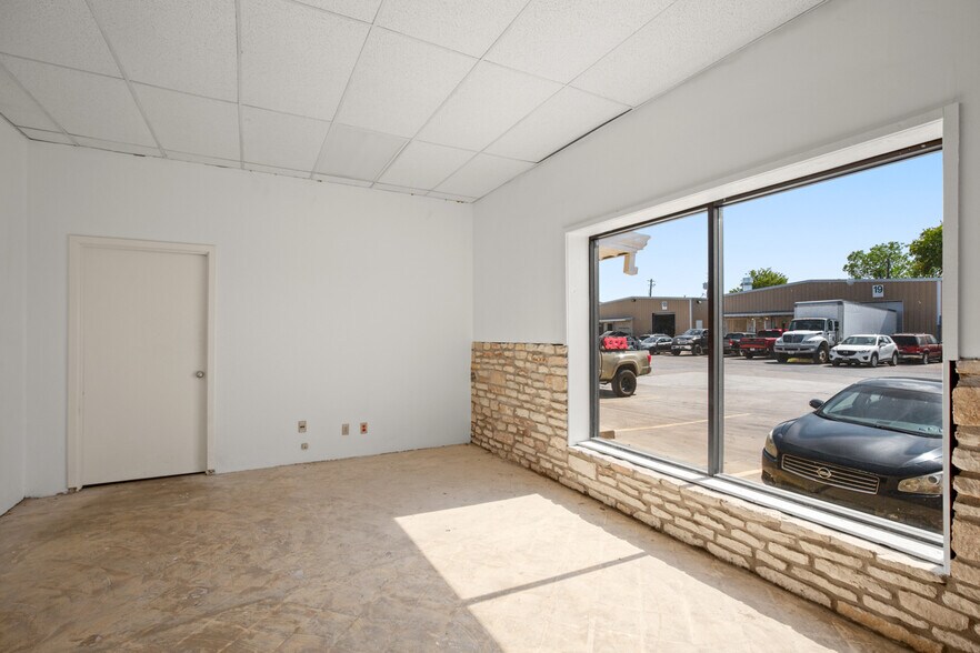 More Photos Of 9300 Brown Ln, Austin Warehouse For Lease