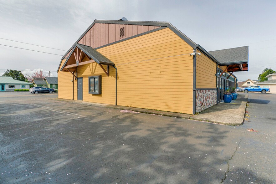 More Photos Of 915 Main Ave, Tillamook Veterinarian Kennel For Lease