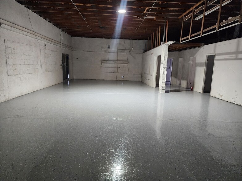 More Photos Of 284 S Center St, Pierson Auto Repair For Lease