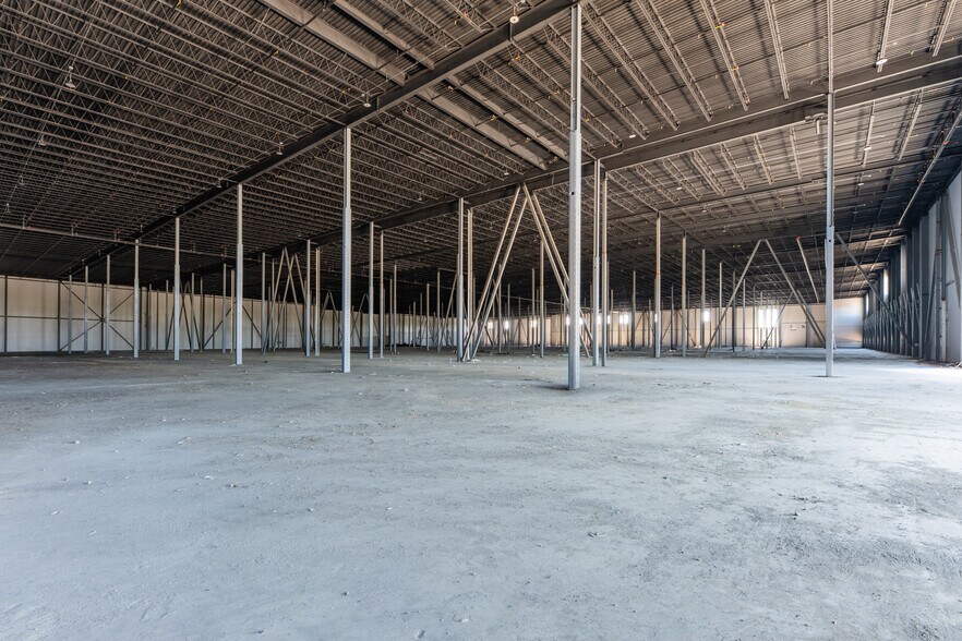More Photos Of 102 Dolson Ave, Middletown Distribution For Lease