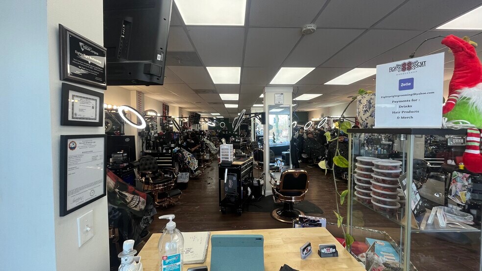 More Photos Of 417 Railroad Ave, Round Lake Freestanding For Lease