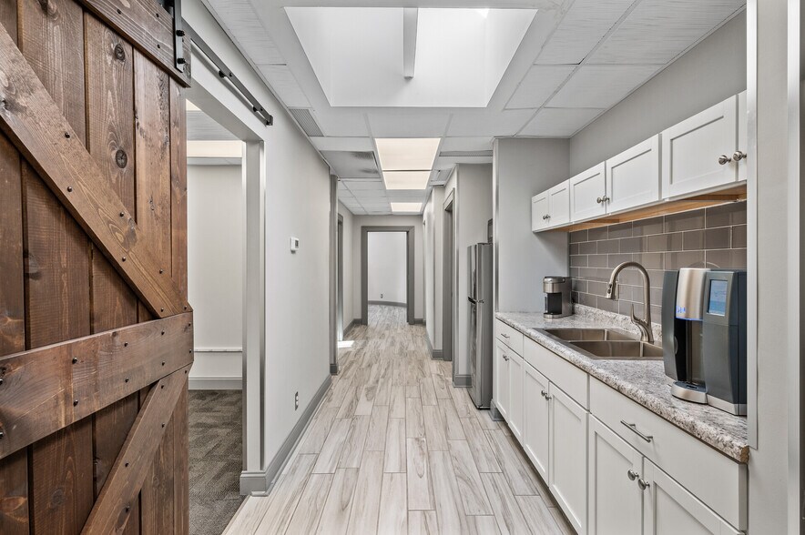 More Photos Of 4920-4934 Lincoln Dr, Edina Office For Sale