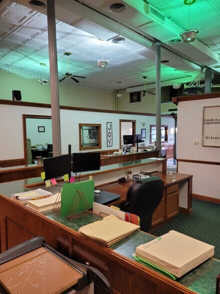 More Photos Of 505 N 3rd St, Red Oak Office For Sale