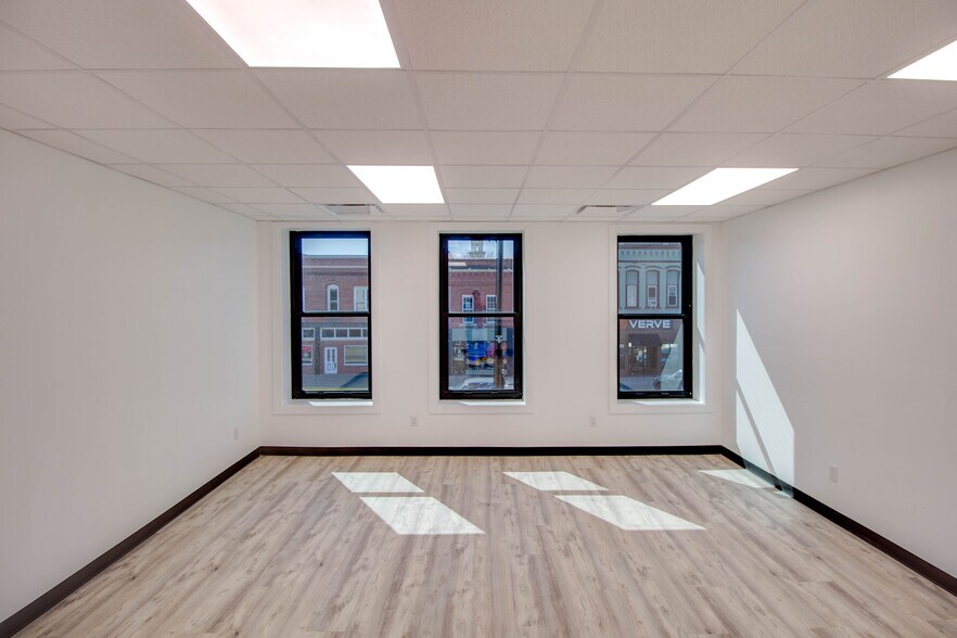 More Photos Of 107 N State St, Jerseyville Office For Lease