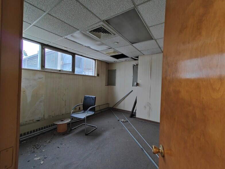 More Photos Of 1169 Oak Point Ave, Bronx Warehouse For Lease