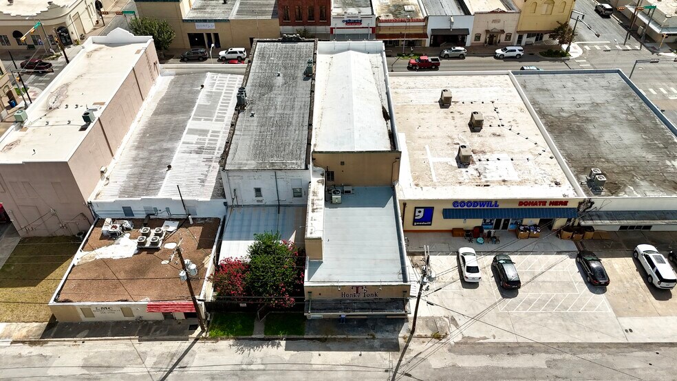 More Photos Of 209 N Washington St, Beeville Bar For Sale