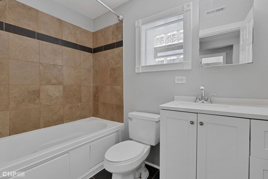 More Photos Of 7226 N Rogers Ave, Chicago Apartments For Sale