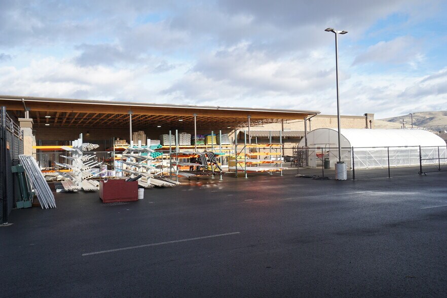More Photos Of 104 Butterfield Rd, Yakima General Retail For Sale