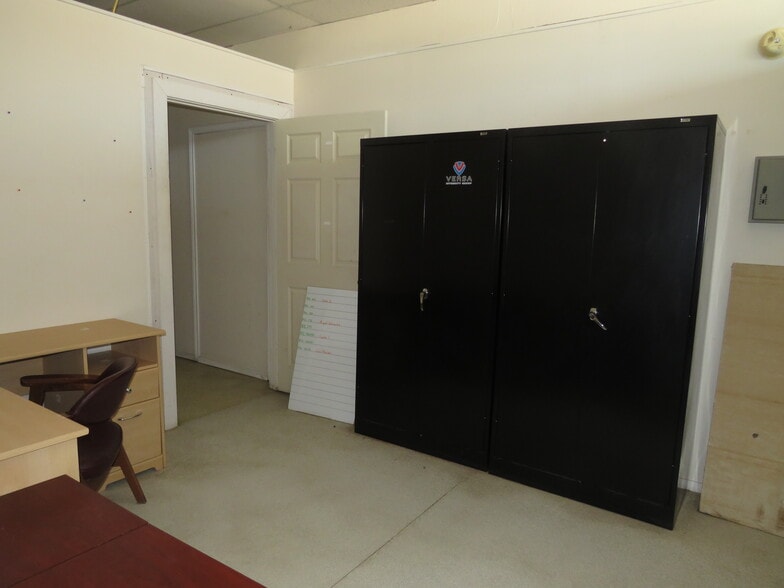 More Photos Of 1205-1211 W Austin St, Port Lavaca Office For Sale