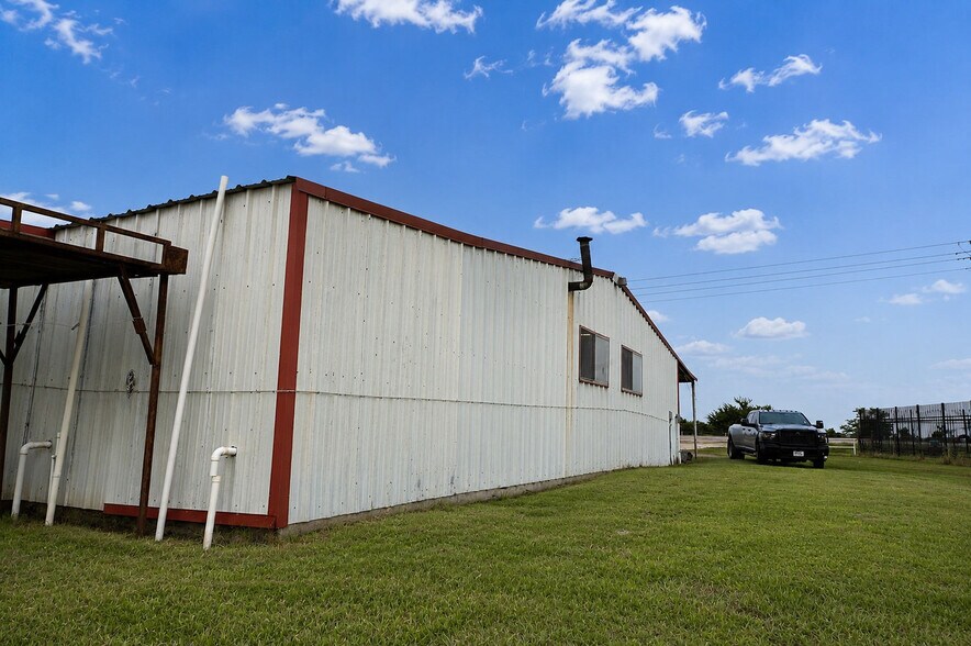 More Photos Of 51089 US-290 w, Hempstead Flex For Sale