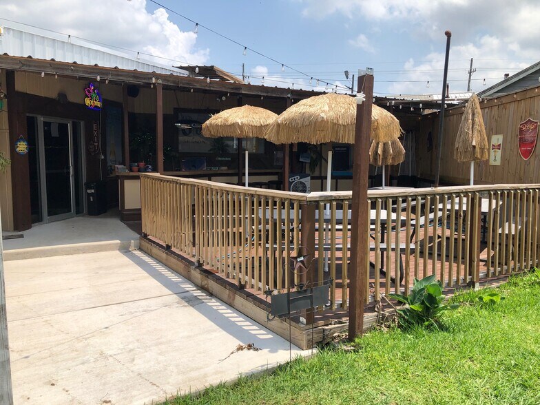 More Photos Of 2111 Airport Rd, Conroe Bar For Sale