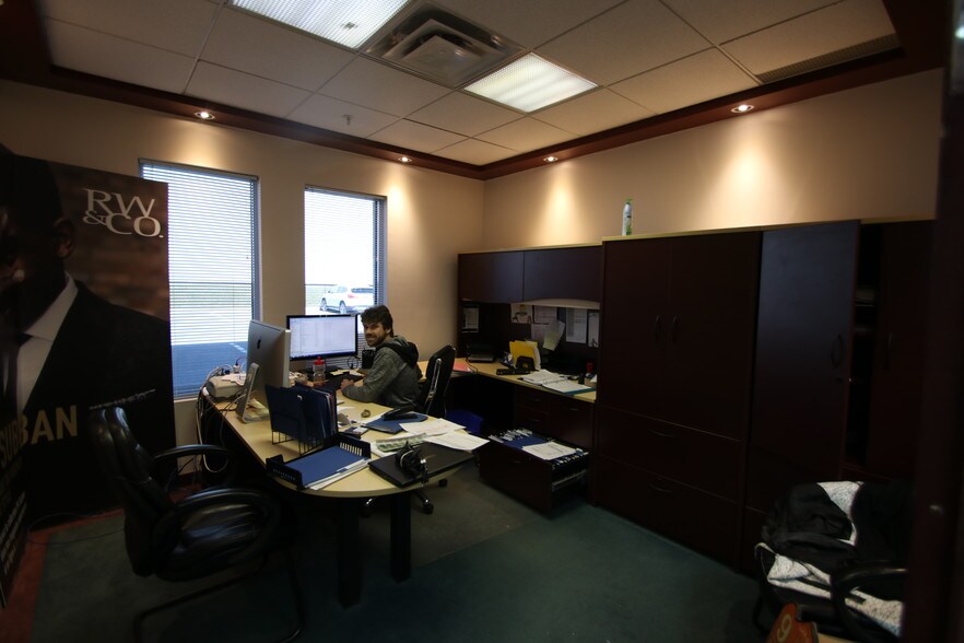 More Photos Of 102-118 Ch Du Tremblay, Boucherville Warehouse For Lease