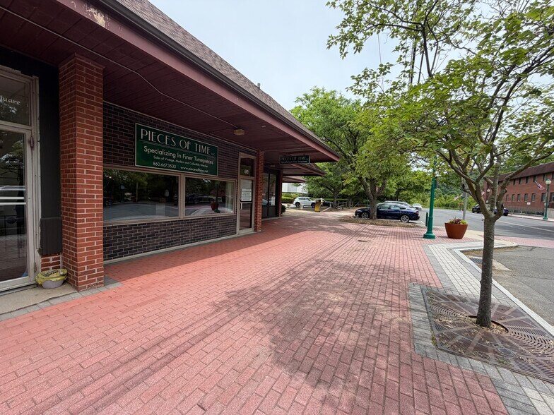 More Photos Of 154 Market Sq, Newington Storefront Retail Office For Lease