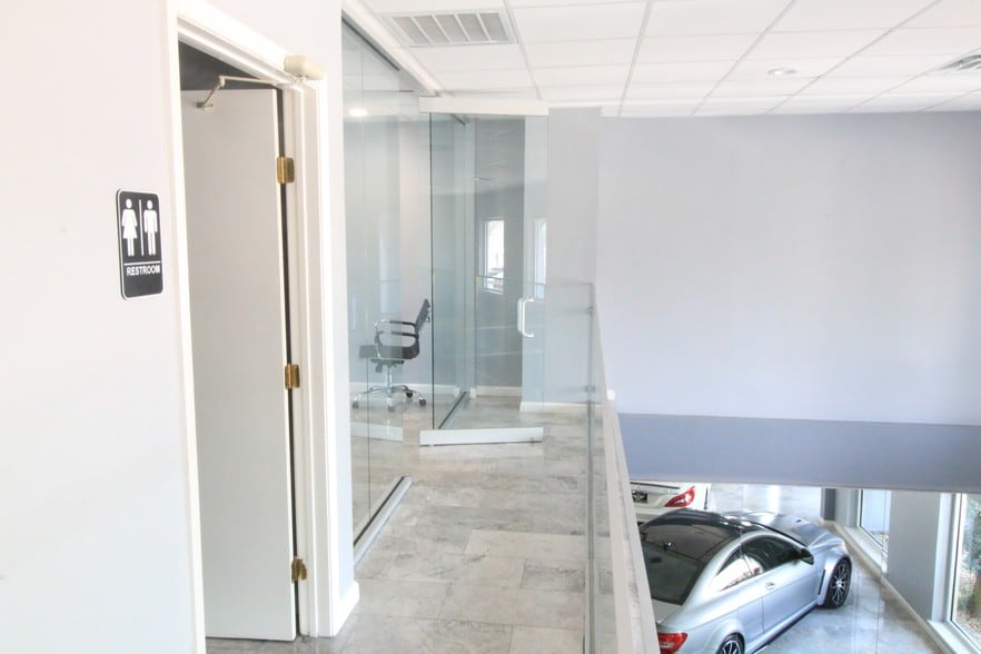 More Photos Of 5827 Star Ln, Houston Warehouse For Sale