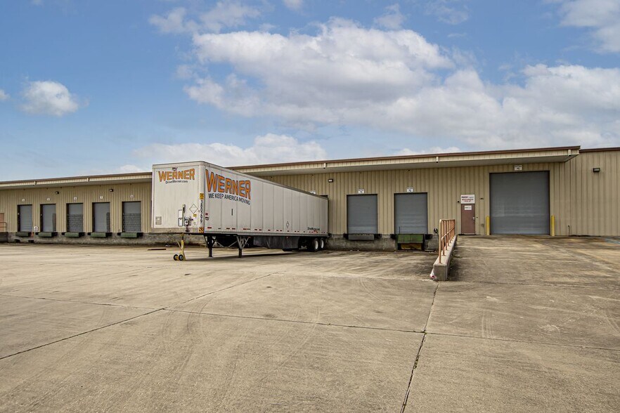 More Photos Of 810 W Highway 30, Gonzales Warehouse For Lease