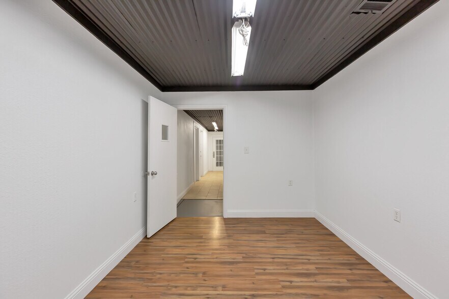 More Photos Of 1715 N FM Road 51, Springtown Flex For Sale