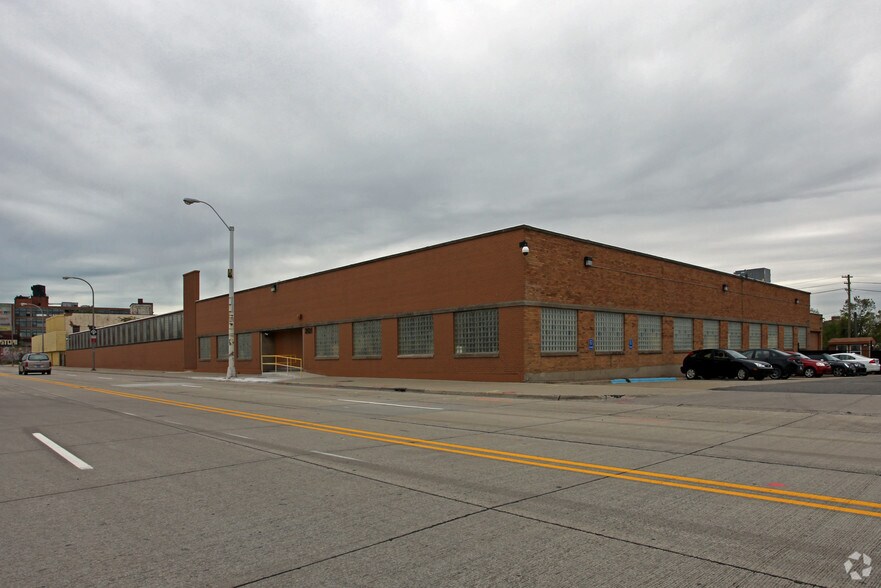 Primary Photo Of 2121-2225 W Fort St, Detroit Warehouse For Lease