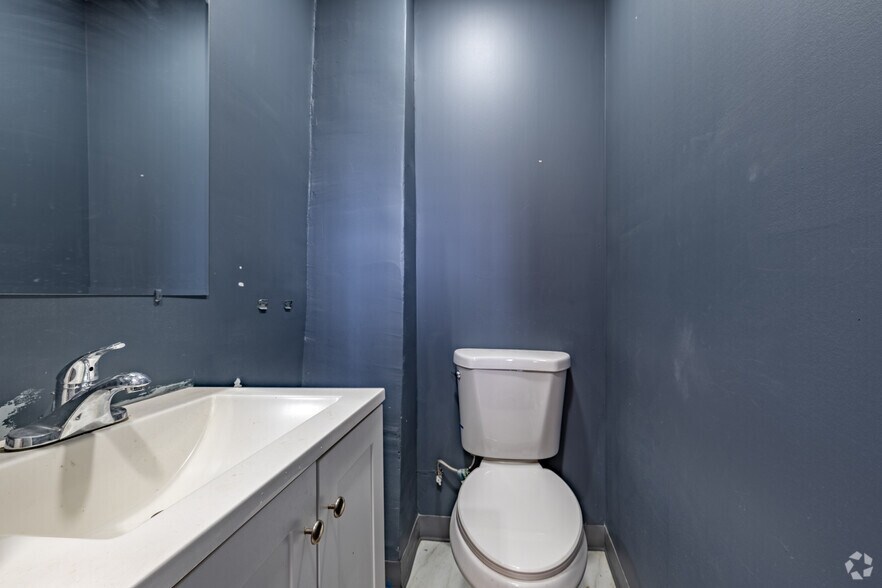 More Photos Of 910 Grand Ave, North Bergen Warehouse For Sale