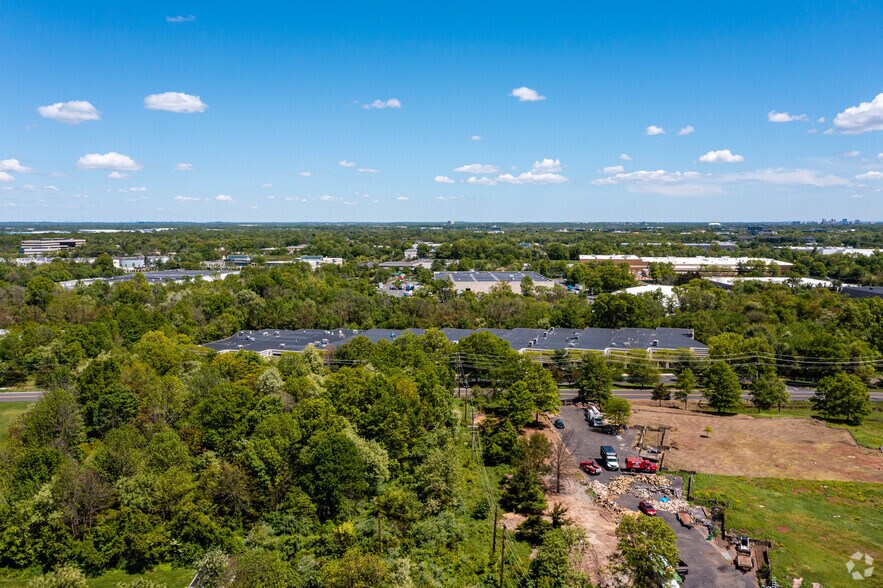 More Photos Of 400 Apgar Dr, Somerset Warehouse For Lease