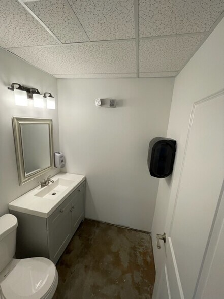 More Photos Of 2665 Davis Blvd, Naples Freestanding For Lease