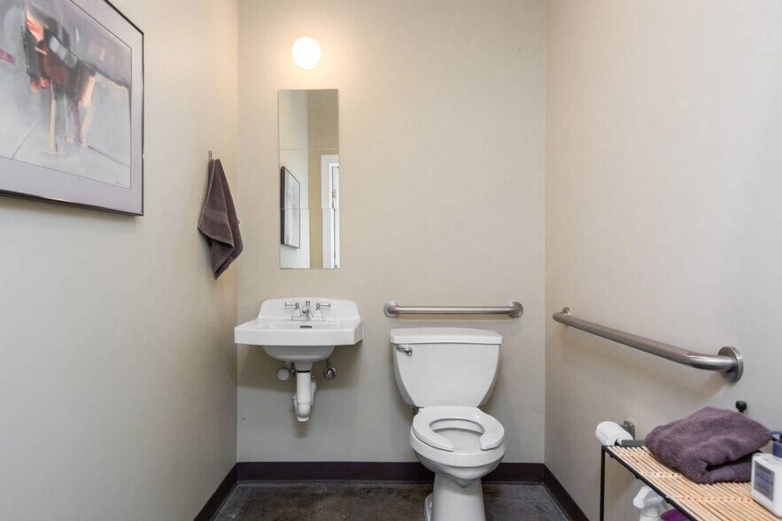 More Photos Of 400 Sugartree Ln, Franklin Office For Sale