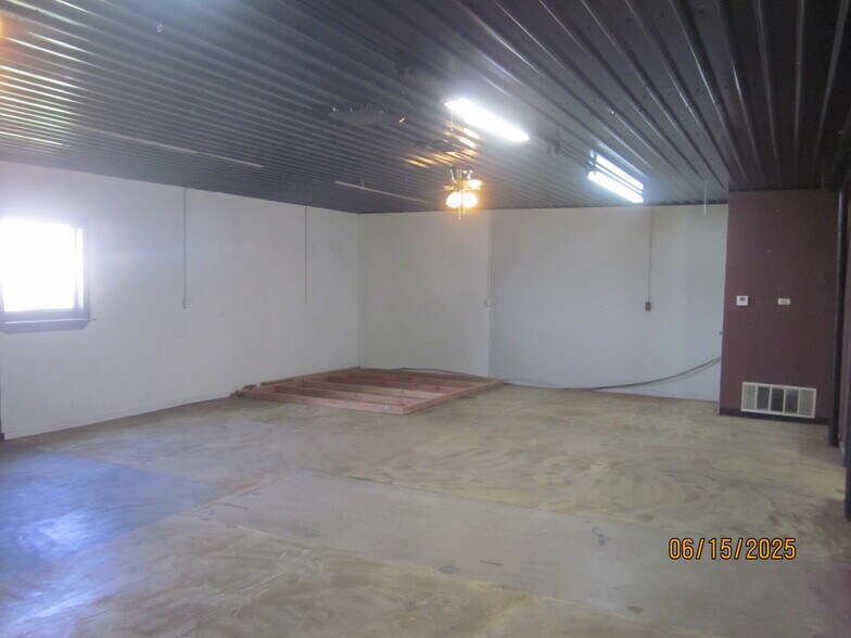 More Photos Of 300 F NE Ave, Childress Warehouse For Sale