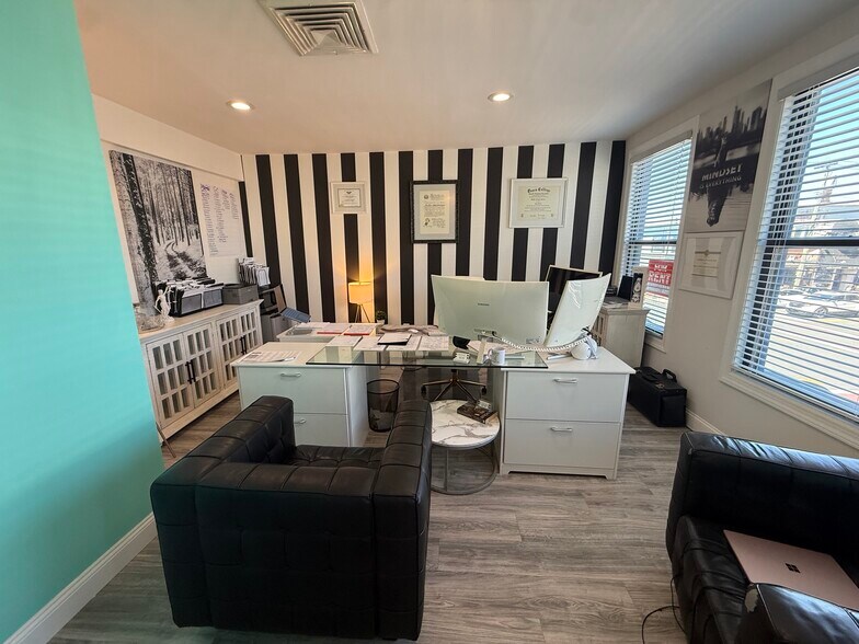 More Photos Of 260 Main St, Huntington Storefront For Lease