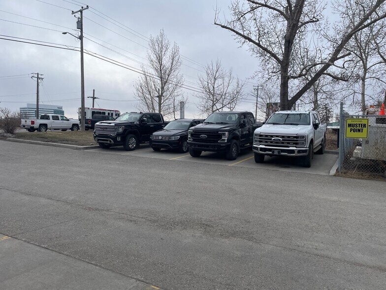 More Photos Of 315 19th St SE, Calgary Service For Lease