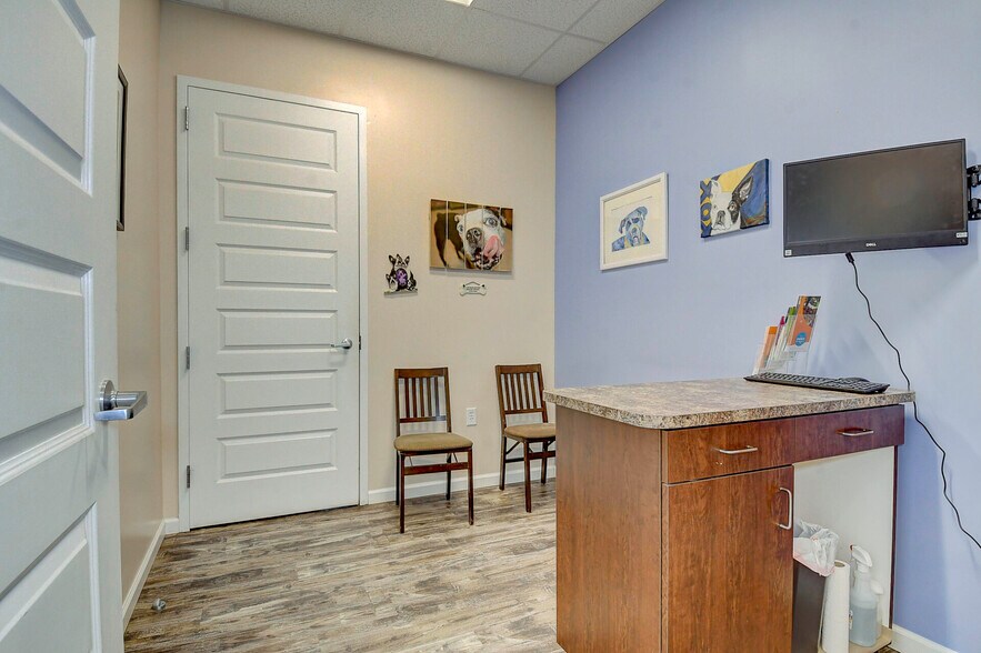 More Photos Of 9650 Shore Dr, Norfolk Veterinarian Kennel For Sale
