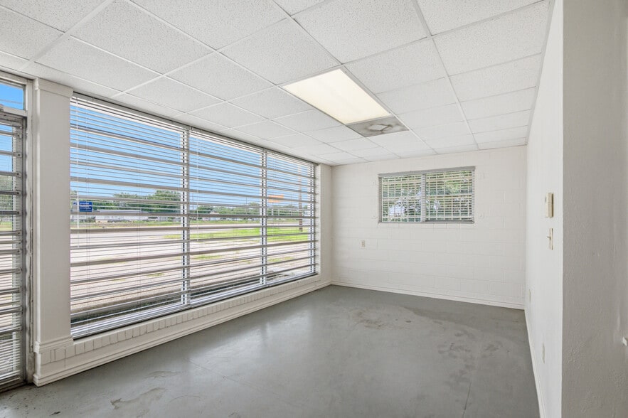 More Photos Of 4107 Port Lavaca Dr, Victoria Showroom For Sale