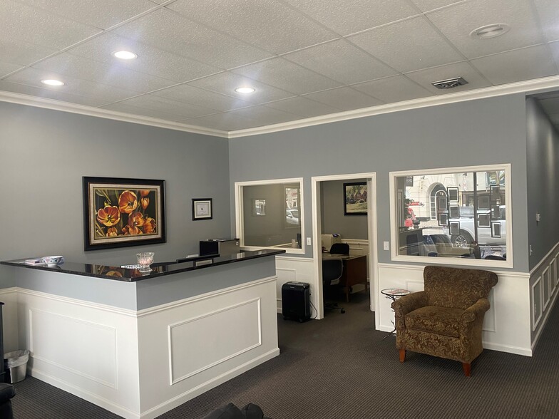 More Photos Of 80-82 Kercheval Ave, Grosse Pointe Farms Storefront Retail Office For Lease