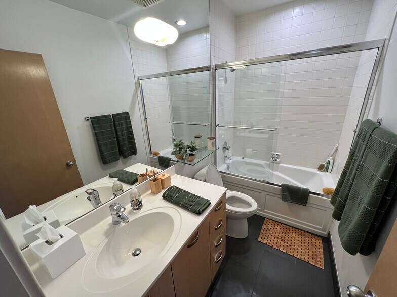 More Photos Of 740 N Ogden Ave, Chicago Office Residential For Lease