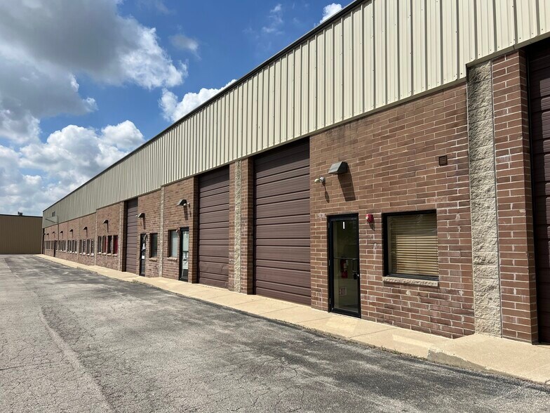 More Photos Of 25553 Wolf's Crossing Rd, Plainfield Warehouse For Lease