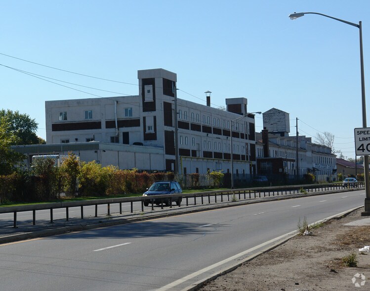More Photos Of 824 Noyes St, Utica Manufacturing For Sale