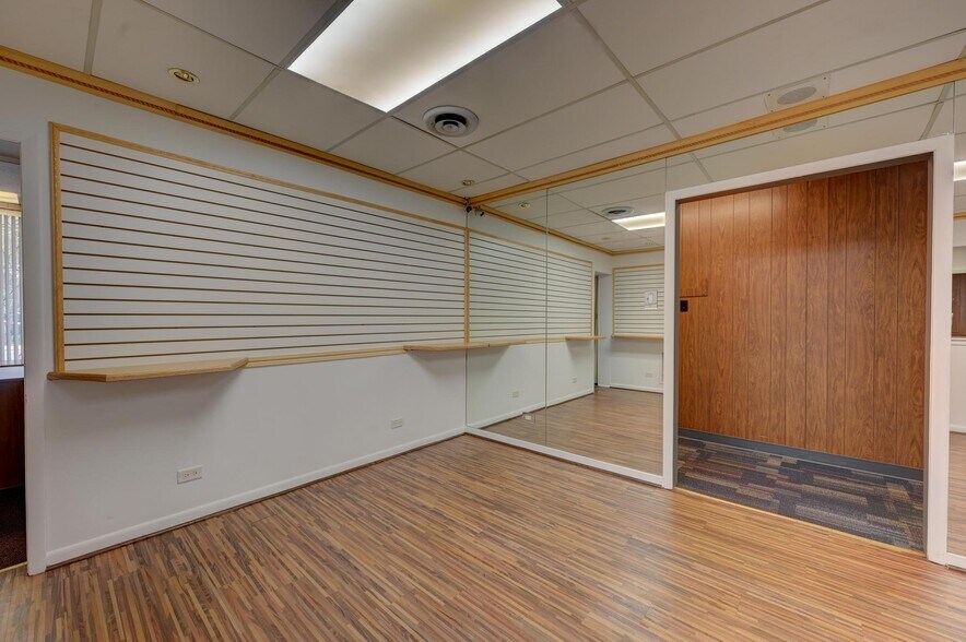 More Photos Of 15437 Broadway Ave, Harvey Medical For Sale