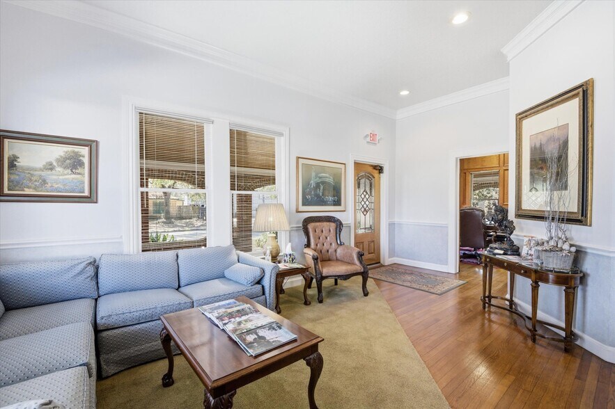 More Photos Of 717 E 1st St, Humble Office Residential For Sale