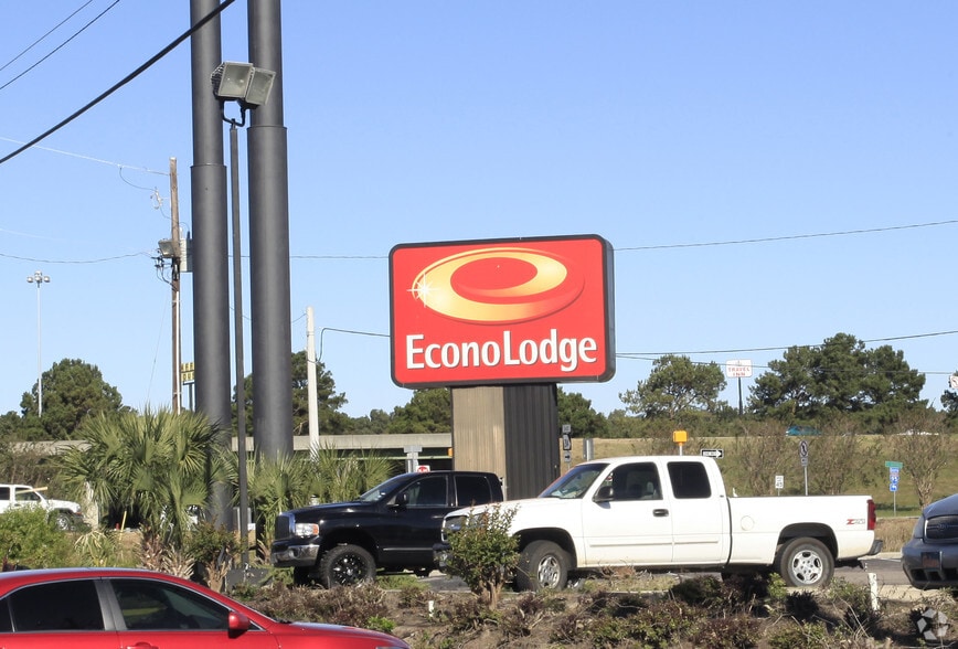 More Photos Of 3 Gateway Blvd S, Savannah Restaurant For Lease