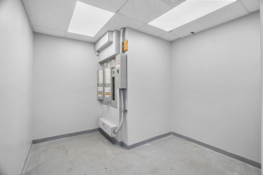 More Photos Of 8200-8358 NW 30th Ter, Doral Warehouse For Lease