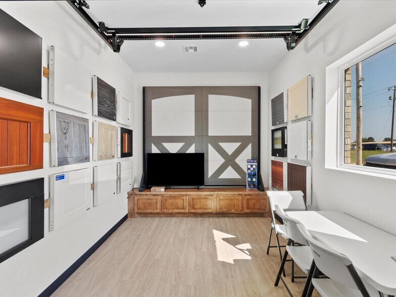 More Photos Of 801 S Tyler Ave, Blanchard Office For Sale