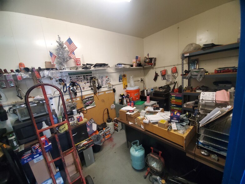 More Photos Of 2550 W Deer Valley Dr, Phoenix Auto Dealership For Sale