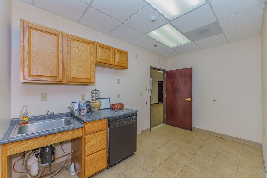 More Photos Of 10 Maxwell Dr, Clifton Park Medical For Lease