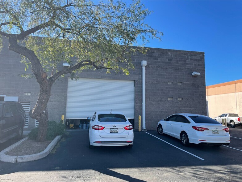 More Photos Of 624 S Perry Ln, Tempe Warehouse For Lease