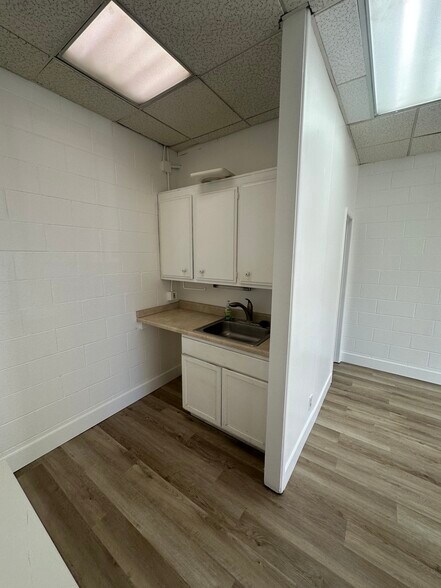 More Photos Of 400-402 W Chevy Chase Dr, Glendale Manufacturing For Lease