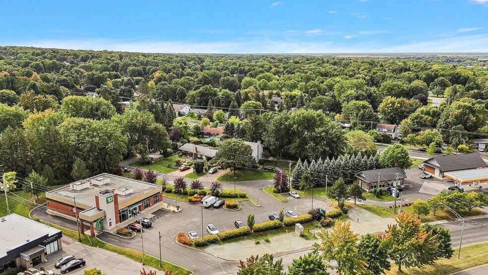 More Photos Of 280 Boul Sir-Wilfrid-Laurier, Mont-saint-hilaire Bank For Lease