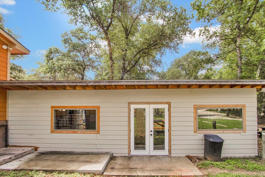 More Photos Of 3710 Waterwood Pass, Elmendorf Restaurant For Sale