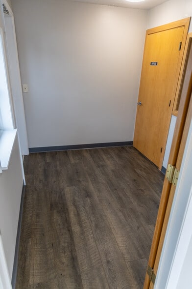 More Photos Of 1405 Lake Lansing Rd, Lansing Warehouse For Lease